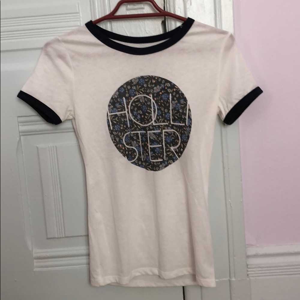 🌸 NWOT super soft and comfy hollister shirt